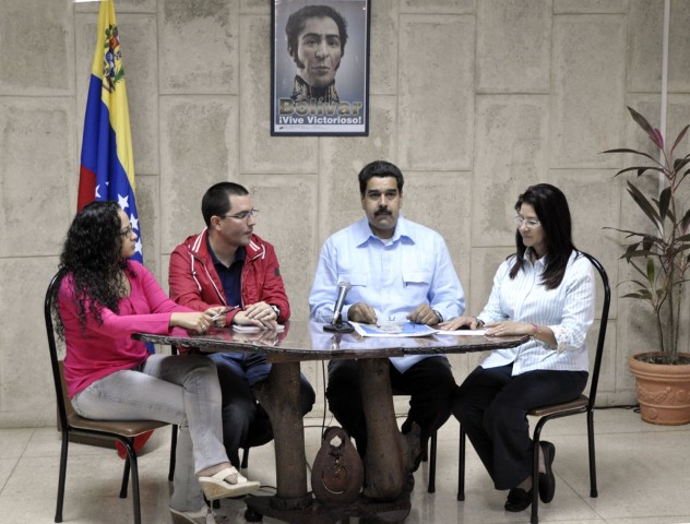 Foto: Rosa Virginia Chávez, hija del presidente Hugo Chávez; el ministro Jorge Arreaza, el vicepresidente Nicolás Maduro y la Procuradora General, Cilia Flores, este domingo. Foto: Minci