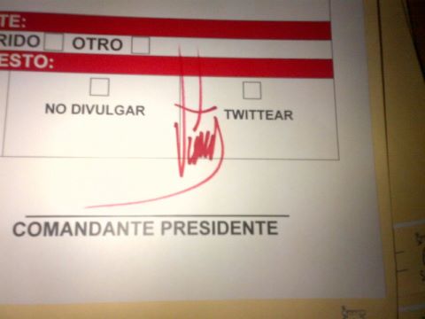 Maduro mostró uno de los puntos de cuenta, firmado por la conocida "rabo 'e cochino" del Presidente Hugo Chávez (Fuente: Cuenta de Twitter del ministro Ernesto Villegas)