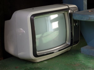 Los televisores antiguos, así sean CRT o "culones", como este, podrán funcionar perfectamente con TDA, sólo hay que conectarles un receptor.