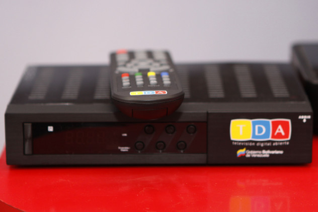 Sintonizador o receptor TDA, aparato que permitirá sintonizar la televisión digital en cualquier televisor.
