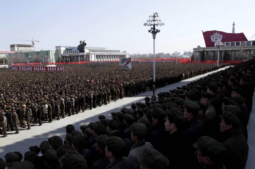 Decenas de miles de norcoreanos durante una manifestación en la plaza Kim II Sung en Pyongyang este viernes 29 de marzo, en apoyo al llamado de su  líder   Kim Jong Un a la defensa. Foto de agencias.