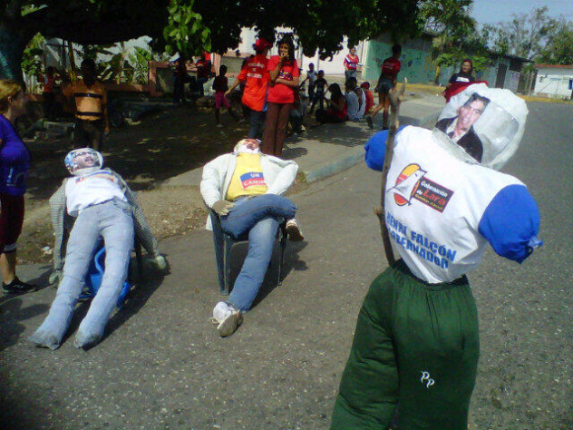 En El Carmen y Los Crepusculos, estado Lara, quemaron a Capriles, Henry Falcón y Alfredo Ramos. Foto: @CCHugoChavezIri