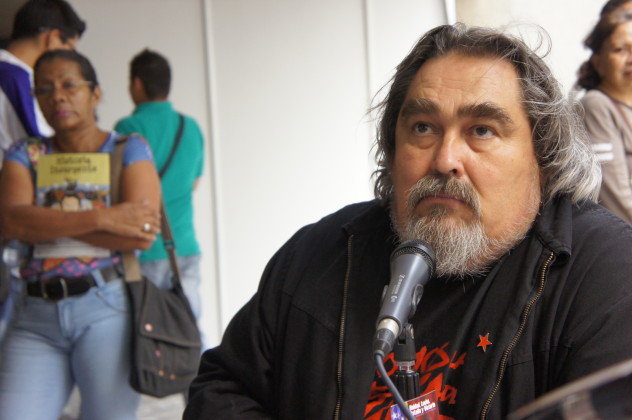 El escritor Federico Ruiz Tirado, entrevistado por Randolph Borges y Enza García (Foto: Luigino Bracci)