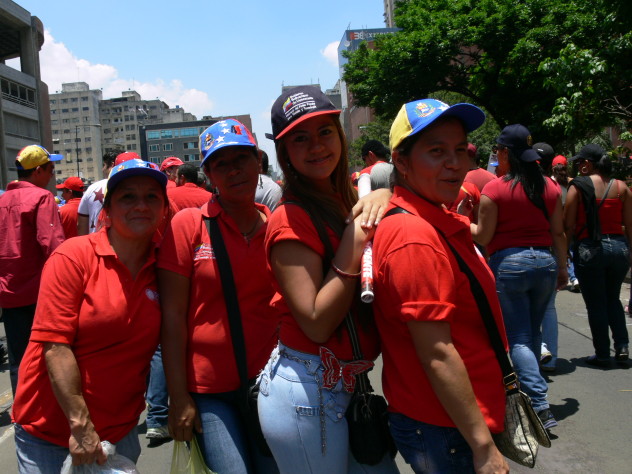 09 ABRIL FEMINAS FAMILIARES CON MADURO