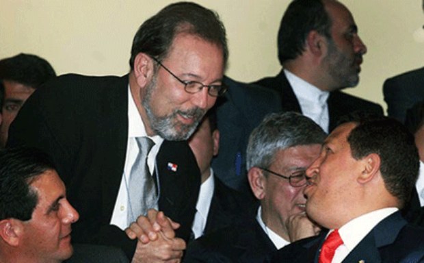 La foto de Rubén Blades -en aquel momento ministro de Turismo panameño- saludando al Comandante Chávez, que Willie Colón tuiteó con la frase "Sin palabras"