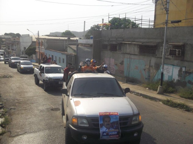 La Juventud de Sotillo, en Puerto La Cruz, paseó al monigote del Judas Capriles por toda la ciudad antes de quemarlo. Foto:  @mariarasme