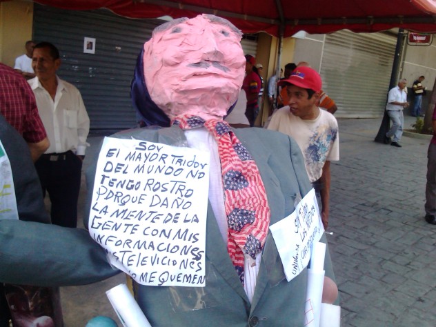 Un monigote representando a Miguel Henrique Otero, exhibido este sábado en la Plaza Bolívar de Caracas. Foto: @Lubrio