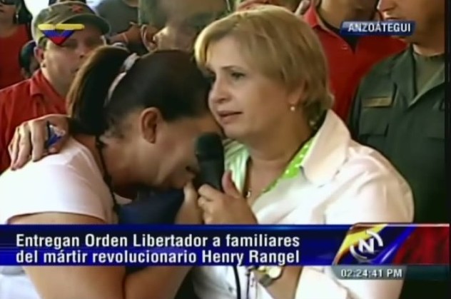 Ministra María Hanson entrega a la madre de Rangel la Orden Libertador y Libertadores