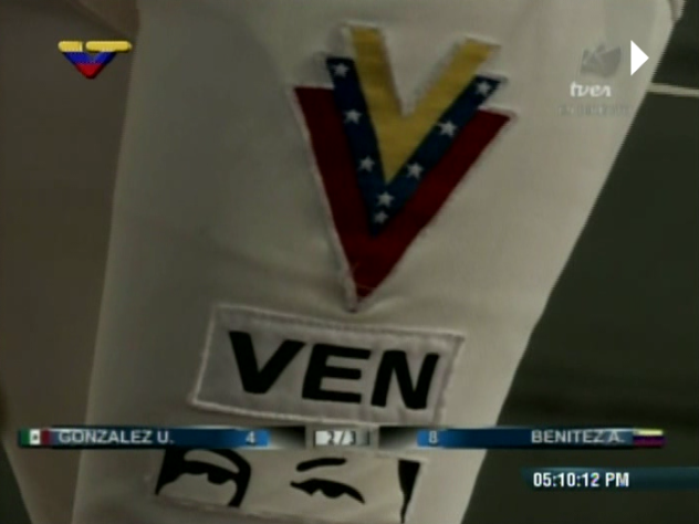 Detalle en el pantalón de Benítez, del lado izquierdo, con los ojos de Chávez