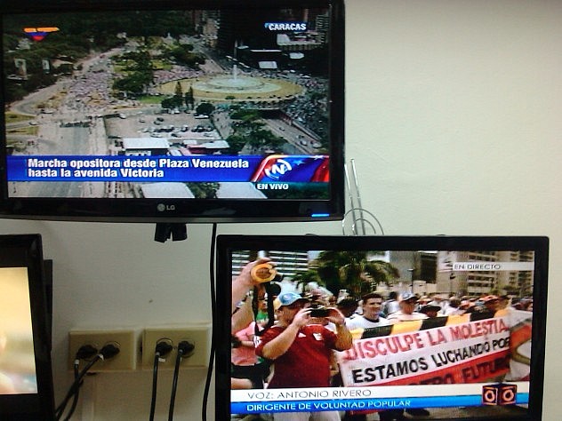Captura simultánea de las tomas de VTV y Globovisión a las 11:10 am