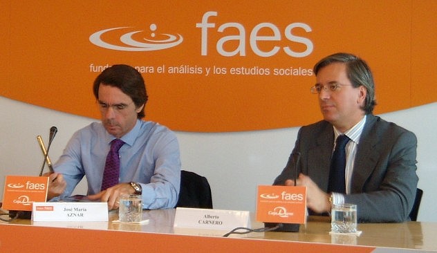 Alberto Carnero (der.) junto a José María Aznar en un evento del FAES en 2008. Foto: nicolasuriberuedav en Flickr