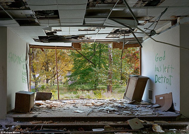 Un asilo abandonado en cuyas paredes una pintada dice “Dios ha abandonado Detroit”