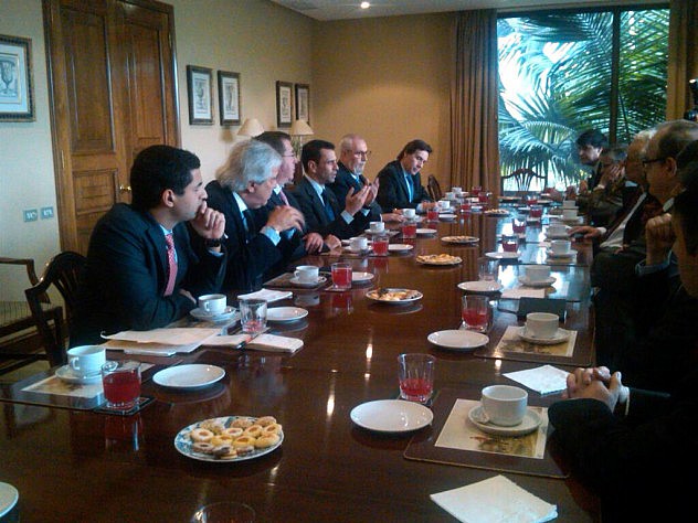 Capriles reunido con empresarios del diario El Mercurio este jueves.