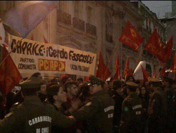 "Capriles cerdo fascista", dice una pancarta. Foto: @dragn007