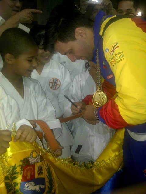 Niños de escuela de Karate Do recibieron al deportista de la especialidad Kata Antonio Díaz, en Maiquetía. Foto: @SVMI