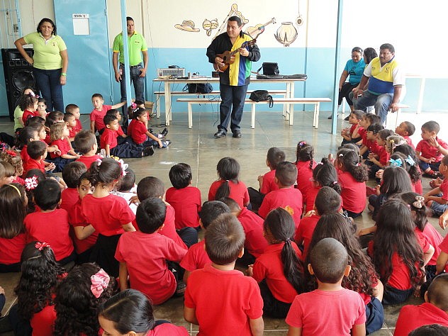 El luthier Yoel Luna explicando a niños y niñas cómo se toca el cuatro. Foto: MPPC