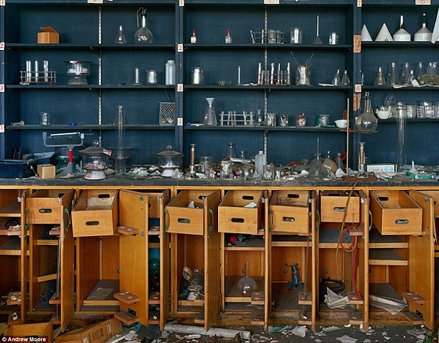 Fascinante instantánea del laboratorio abandonado del Cass Technical High School. (Andrew Moore)