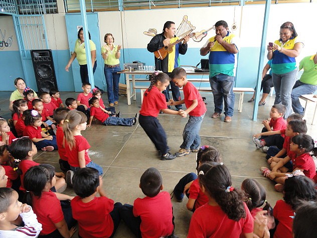 Niños y niñas bailando al compás de las cuatro cuerdas. Foto: MPPC
