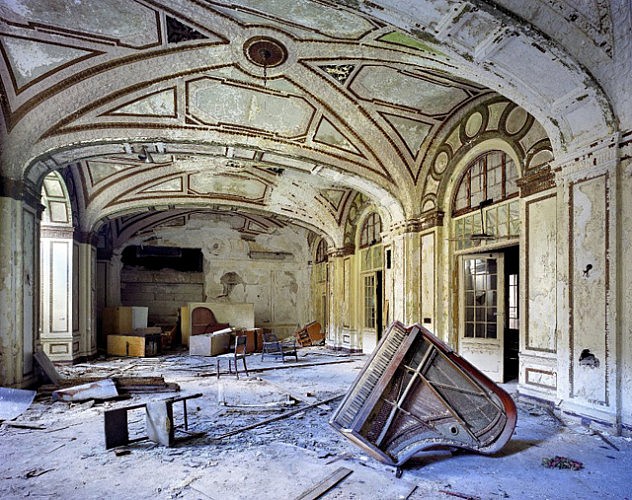El salón de baile del Hotel Plaza, crudo retrato de la vanidad perdida de Detroit.