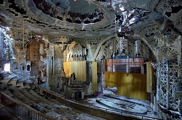 Impresionante espectáculo: el apocalíptico interior del otrora lujoso United Artists Theater.