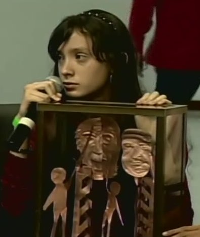 Anabel Varela, de 13 años, y su escultura "Juventud Bicentenaria"