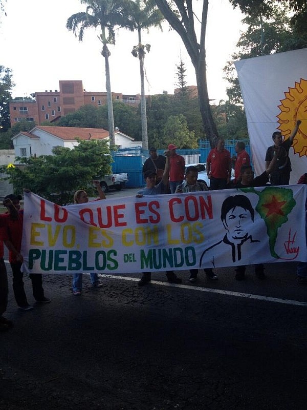 En la embajada de Bolivia en Caracas. Foto: @HeridoDevida 