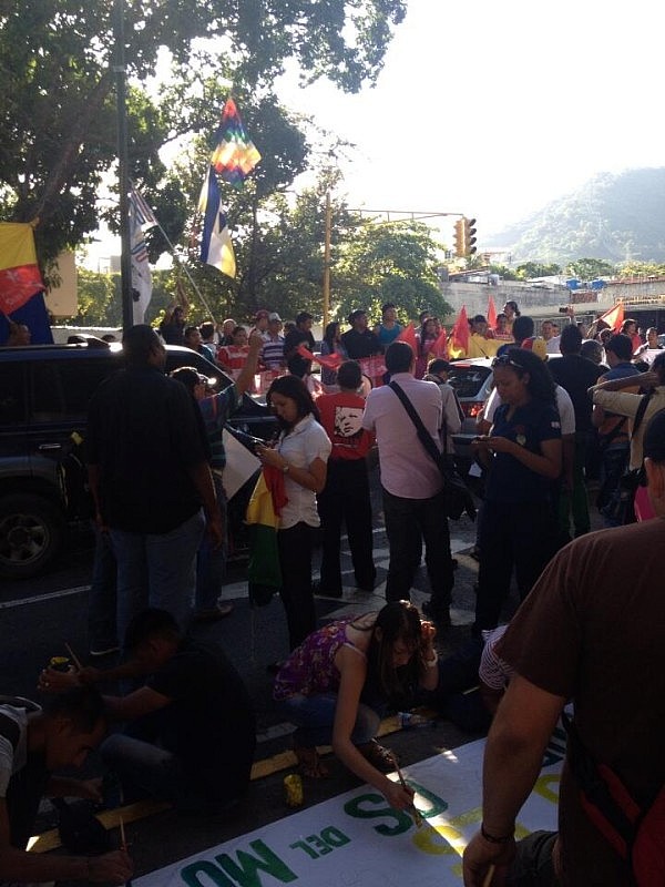 En la embajada de Bolivia en Caracas. Foto: @HeridoDeVida 