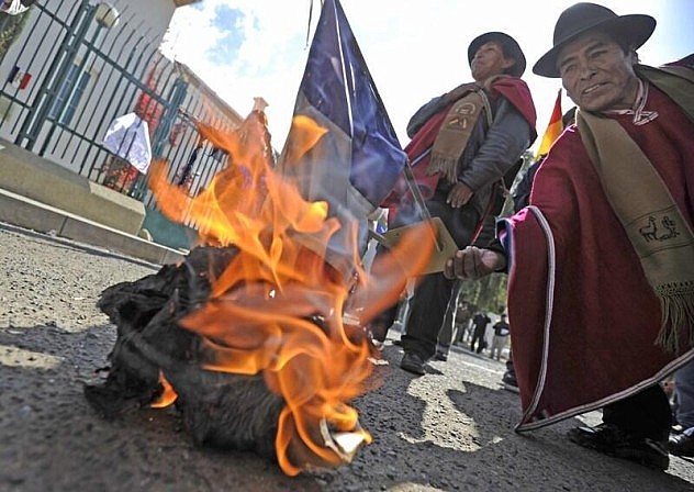 En la embajada de Francia en Bolivia quemaron banderas del país galo. Foto: Agencias
