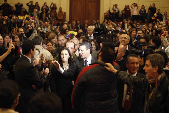 En el interior del Ex Congreso chileno, unos trescientos partidarios de Capriles esperaban para una reunión con él. Foto: Cooperativa.cl