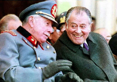 Augusto Pinochet, Comandante en Jefe de las Fuerzas Armadas, con el entonces presidente Patricio Aylwin