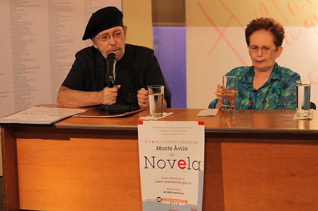 El presidente de Monte Ávila Carlos Noguera (izq.) y Judith Gerendas, miembro del jurado.