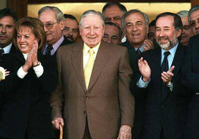 Jovino Novoa (der.) con Augusto Pinochet (centro)
