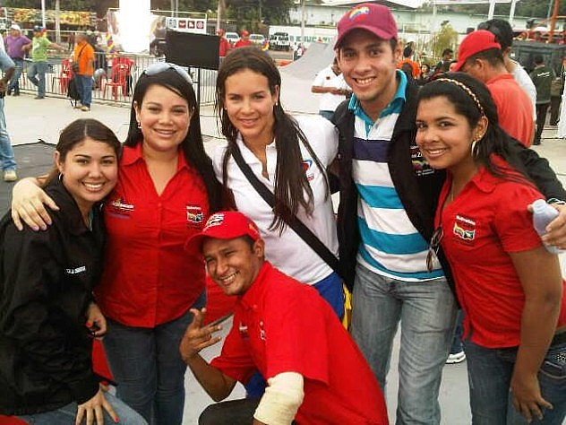 La ministra Benítez con el equipo de FundaLossada (Programa de becas estudiantiles FundaLossada. Adscrito al Gobierno Bolivariano del Estado Zulia). 