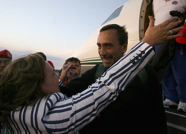 Luis Eladio Pérez junto a su familia luego de su liberación