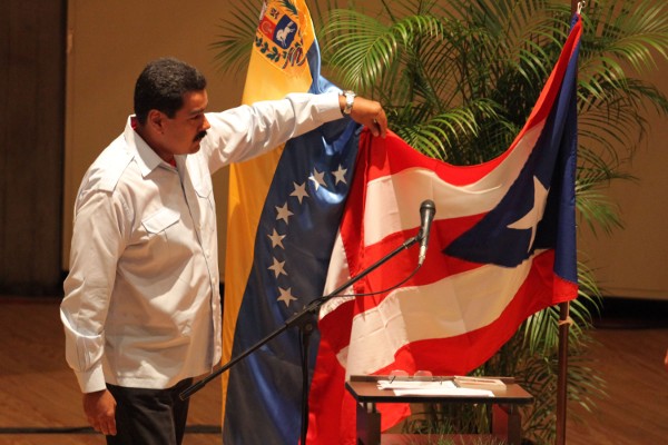 Manipulan con el momento en el que Maduro toma la bandera de Puerto Rico (Foto vía Correo del Orinoco)
