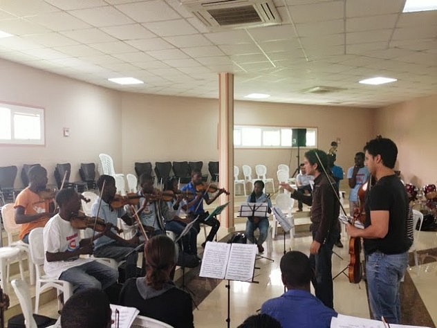 Profesores venezolanod dictan  clases a músicos angoleños