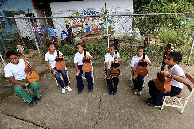 Niños tocando cuatro,  proyecto Alma Llanera en el estado Guárico