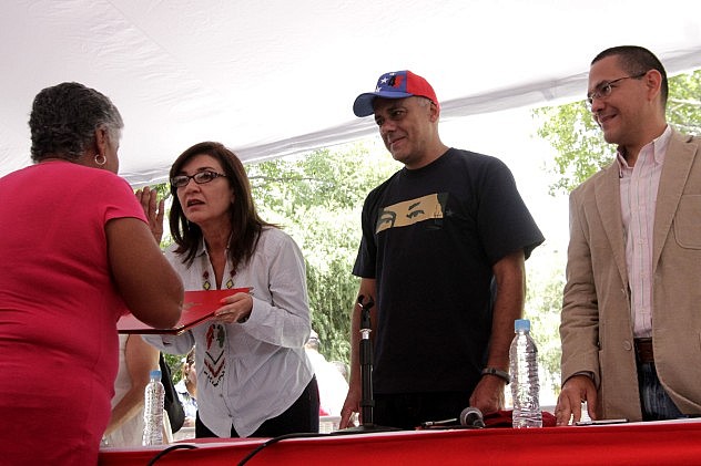 Villegas (der.) trabajará junto a Jorge Rodríguez y Jacqueline Faría en recuperar y hacer mejores a los 5 municipios de Caracas (Archivo)