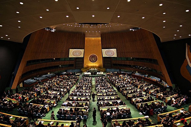 1024px-United_Nations_General_Assembly_Hall_(3)