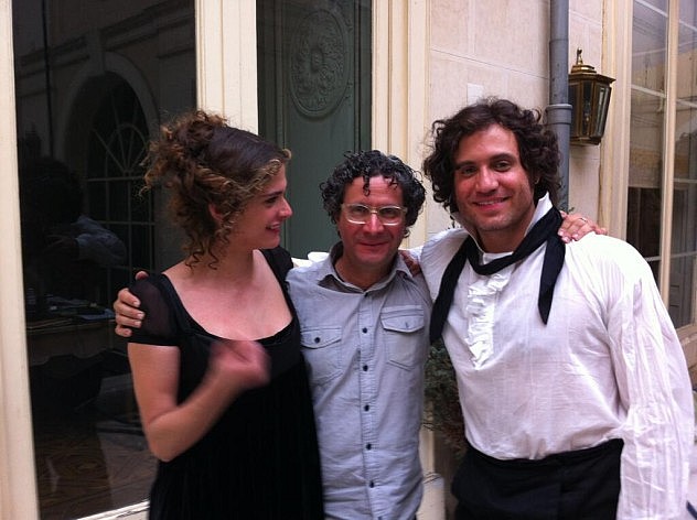 La actriz Elisa Sednaoui publicó esta foto el lunes en la mañana en su Twitter con Alberto Arvelo y Edgar Ramírez. 