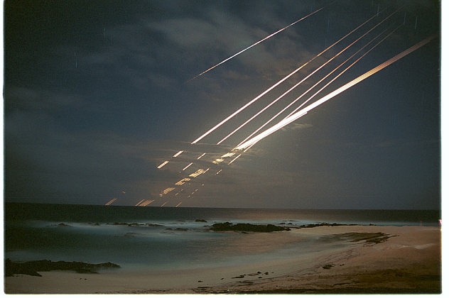 Foto de larga exposición, tomada en 1985 por Dave Thurlow, de una prueba de misiles desde un submarino, tomada desde la isla Ascensión. La foto tuvo una exposición de 30 minutos.