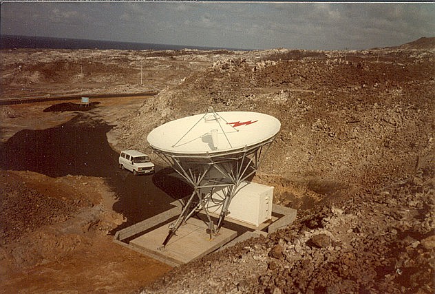 Foto de una antena siendo instalada en 1985. Supuestamente es una antena receptora satelital para la BBC, que permite captar la senal de la radio y retransmitirla a través de antenas de 250 kW, con el fin de que la radio de BBC se escuche en África. Foto:  Dennis