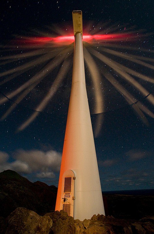 Foto de larga exposición de una turbina eólica de 900 kW y unos 30 metros de altura, que alimentan el Grupo de Operaciones 45 de la Fuerza Aérea estadounidense en la isla Ascensión. Foto: Lance Cheung