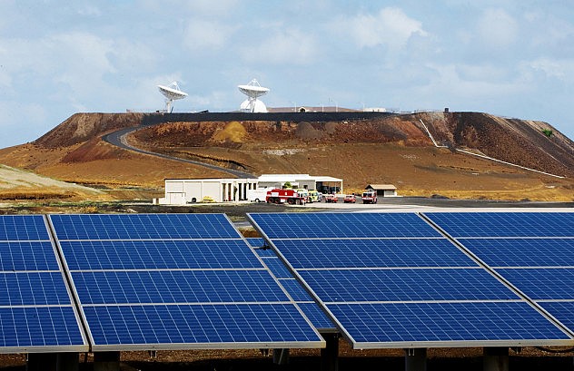 Paneles solares que alimentan puestos de la Fuerza Aérea estadounidense. Al fondo, antenas en la isla Ascensión. Foto: Lance Cheung