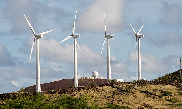 Generadores eólicos de 225 kW instalados por el Grupo de Operaciones 45 de la Fuerza Aérea estadounidense en la isla Ascensión. Foto: Lance Cheung