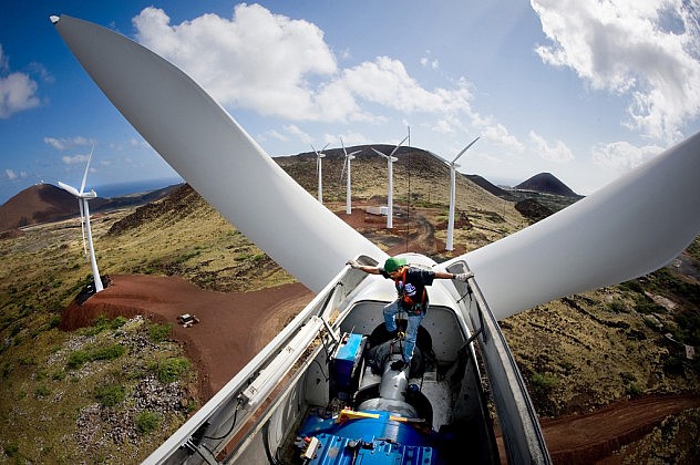 Inspeccionan una turbina eólica de 900 kW del Grupo de Operaciones 45 de la Fuerza Aérea estadounidense en la Isla Ascensión. Foto: Lance Cheung