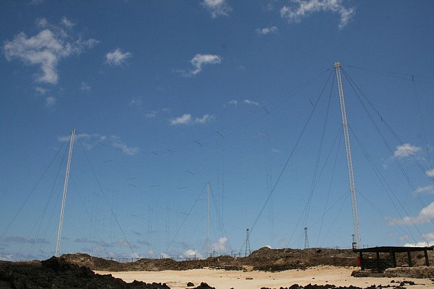 Aparentemente son antenas transmisoras de 250 kW de la BBC. Foto: Ben Full en Flickr