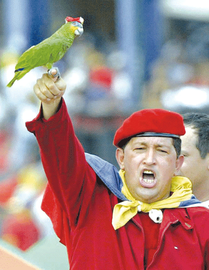 En un acto multitudinario en 2002, Chávez muestra un loro con boina roja.