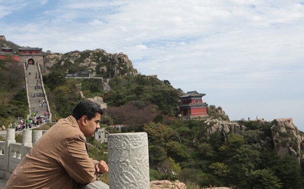 Con autoridades de Shandong el presidente  visitó la Montaña Sagrada Taishan. (Foto: Prensa Presidencial)