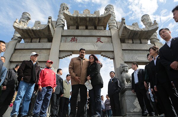 Con autoridades de Shandong el presidente  visitó la Montaña Sagrada Taishan. (Foto: Prensa Presidencial)